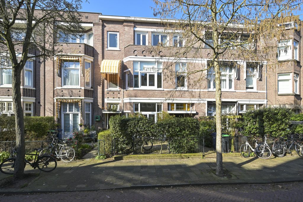 Statig Herenhuis in Benoordenhout: Dedelstraat 10, Den Haag