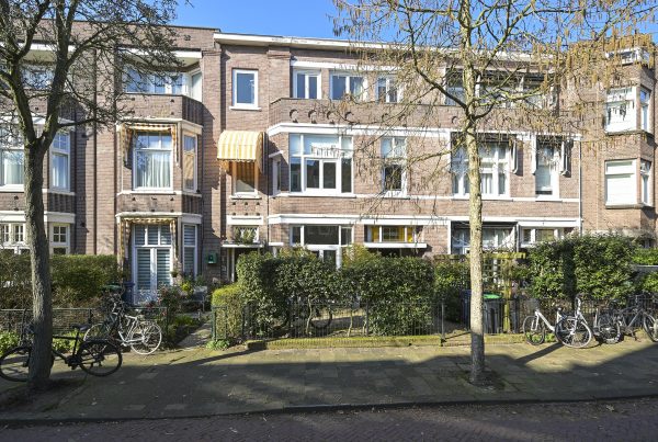 Statig Herenhuis in Benoordenhout: Dedelstraat 10, Den Haag