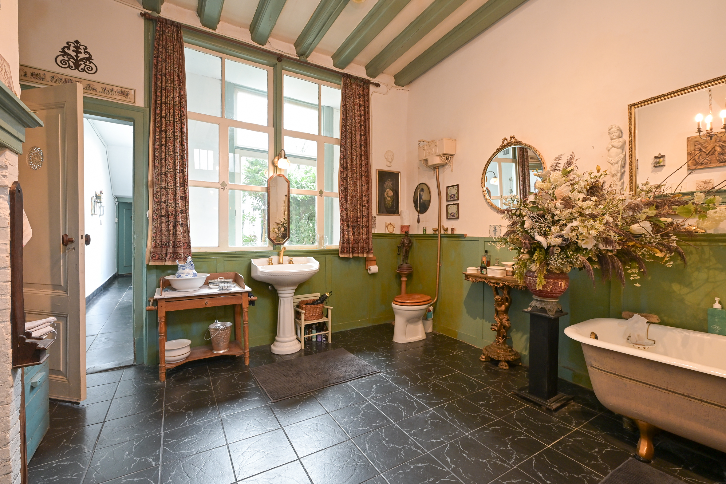 Tussenwoning te koop: Assendelftstraat 14, 'S-Gravenhage