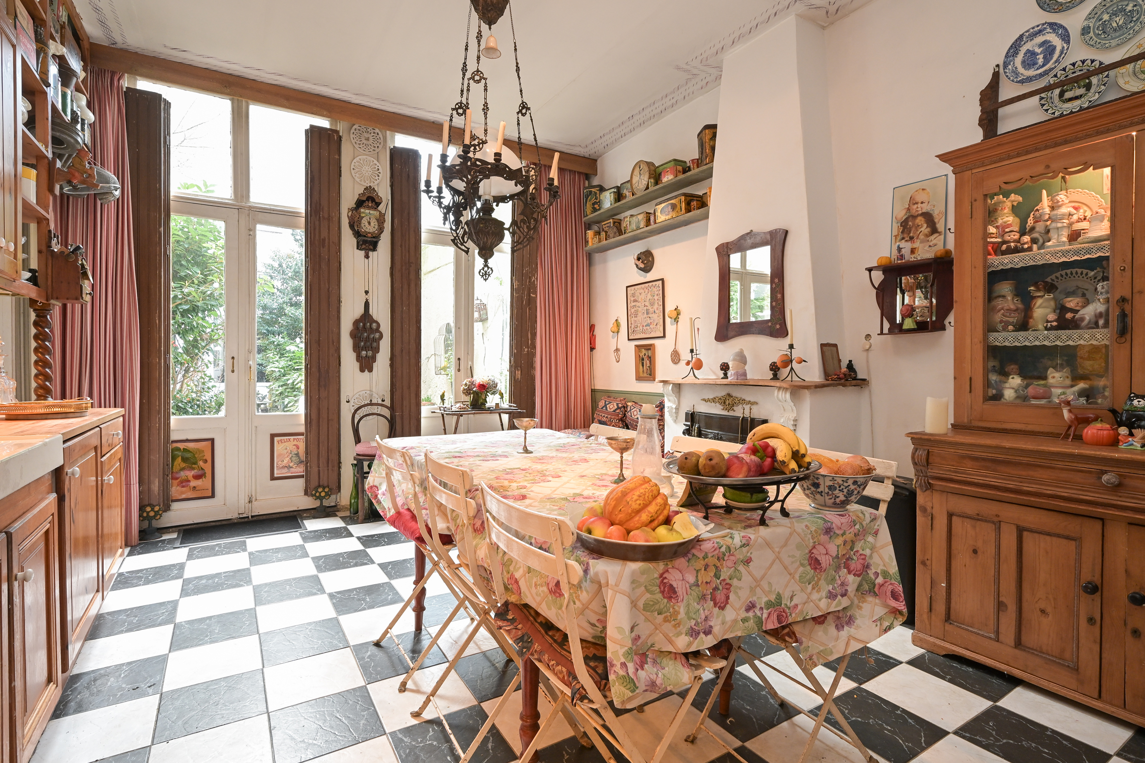Tussenwoning te koop: Assendelftstraat 14, 'S-Gravenhage